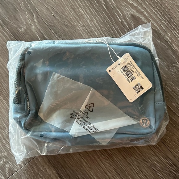 NWT Lululemon Large Everywhere Belt Bag 2L - Utility Blue/Submarine - Picture 2 of 6
